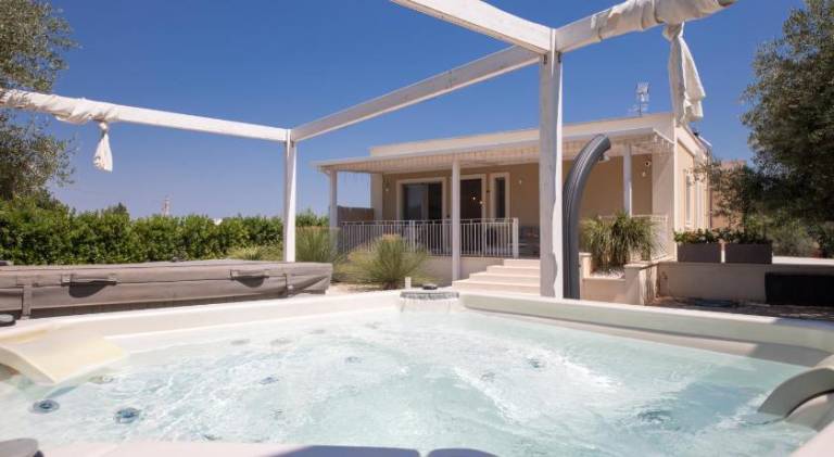 Holiday apartment with terrace, garden & jacuzzi in Fasano