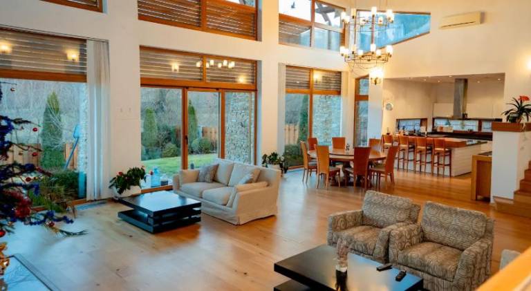 Beautiful villa with pool & hot tub | Pet-friendly — photo 3