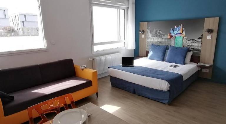 Charming serviced apartment with terrace | Pet-friendly in Malakoff