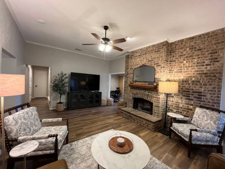 Whole House, No Stairs, King Bed, Full Kitchen & Relaxing Backyard — photo 3