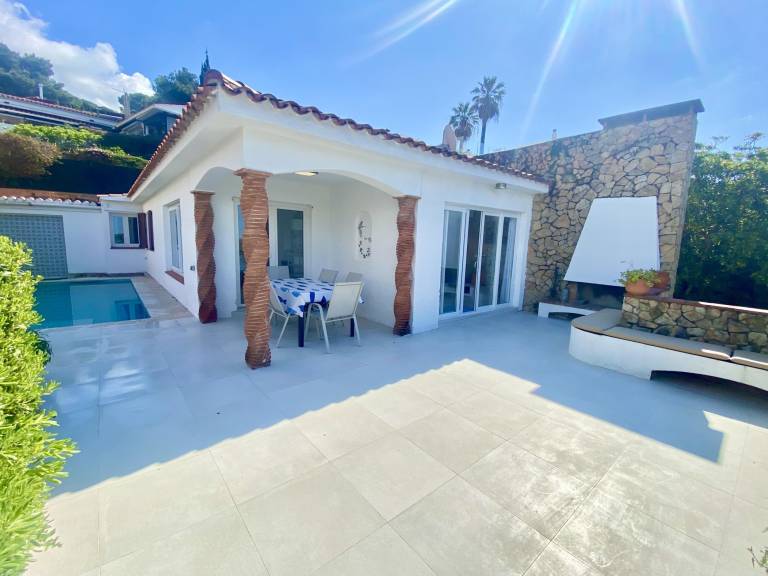 Villa with patio, yard & private pool | Sea view — photo 4