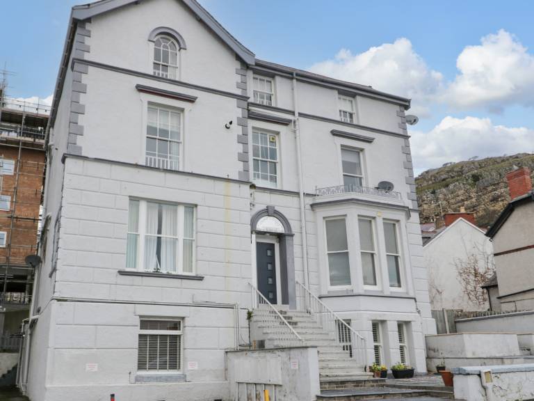 Family-oriented cottage | Beach view | Close to the beach | Pets are welcome in Conwy