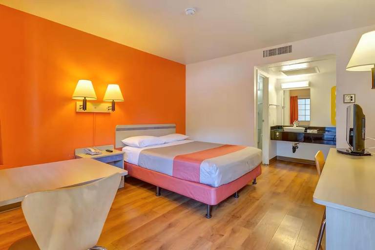 Super 8 by Wyndham Santa Rosa North — photo 2