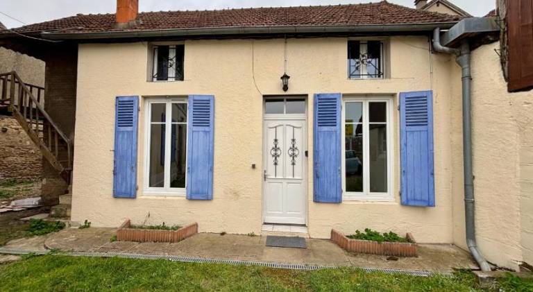 Vacation home with patio & yard in Nevers