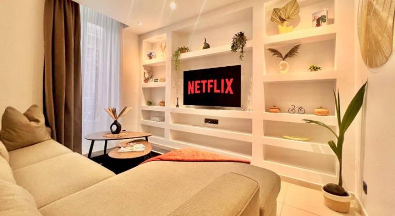 Serviced apartment with patio, jacuzzi & garden | Near Russian Orthodox Cathedral — photo 2