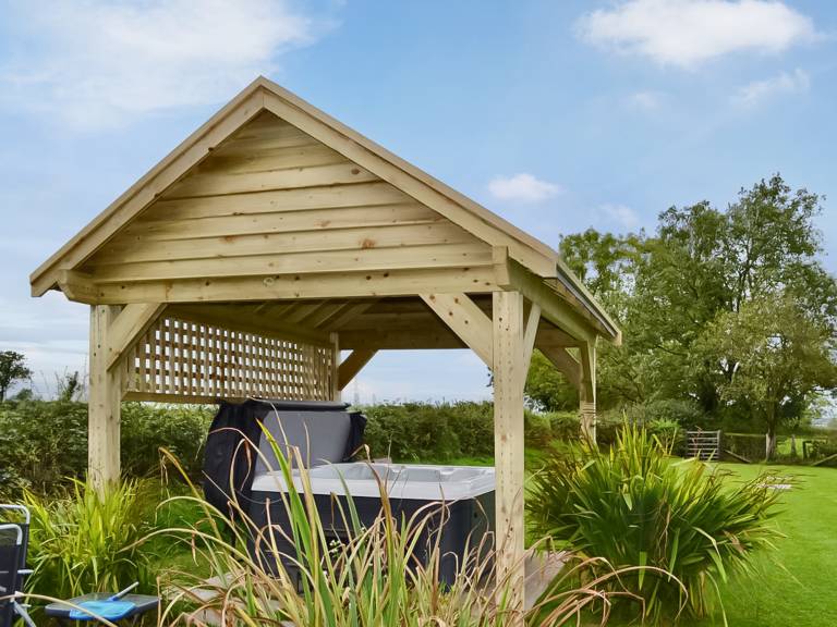Cottage with garden, grill & hot tub — photo 2