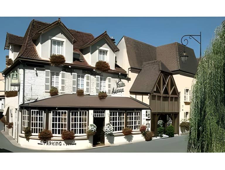 Logis Hotel Restaurant bistronomique La Vieille Auberge, in Lacave