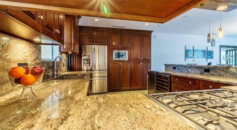 Vacation home with barbecue, hot tub & terrace — photo 5