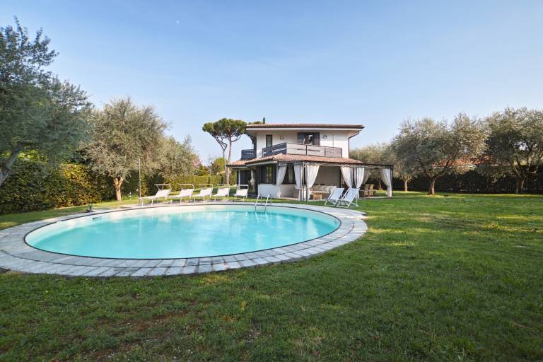 Villa "Grazia" with Wi-Fi, Garden, Terrace, Pool Gym & Sauna in Manerba del Garda