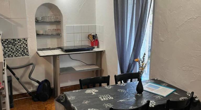 Appartement entresol nice 1,2 kilometre de la plage mer promenade in Nice