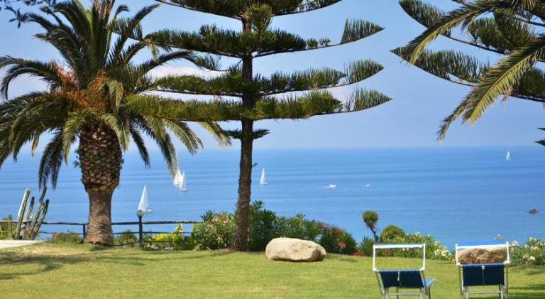 Serviced apartment with yard & terrace in Ricadi