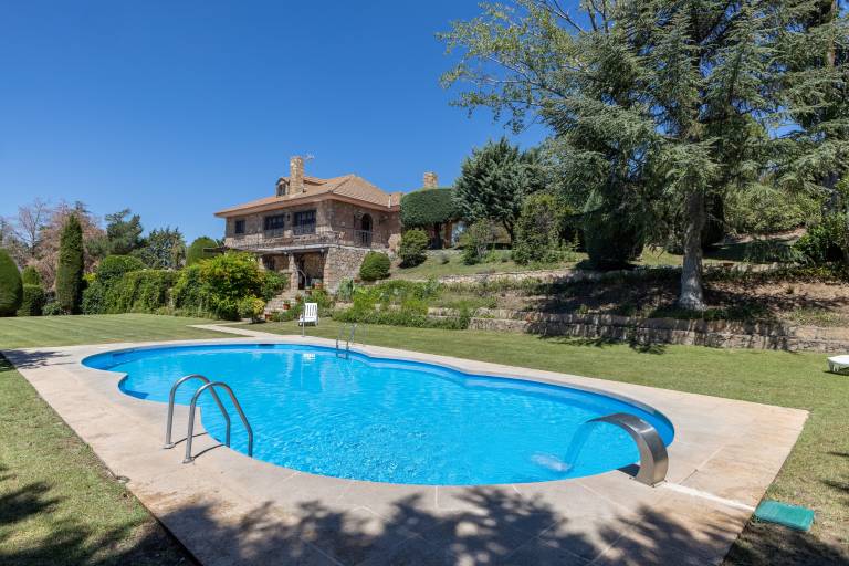 Country House 'Casa Rural Las Yernas' with Mountain View, Private Pool and Wi-Fi in León