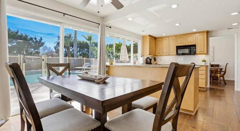 Vacation home with hot tub — photo 4