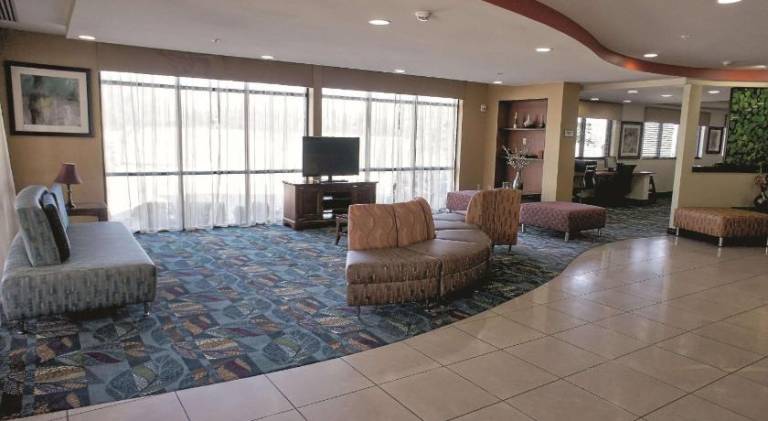 La Quinta Inn & Suites by Wyndham Edmond — photo 4