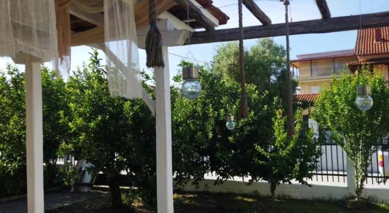 Apartment with garden & terrace in Aristotelis
