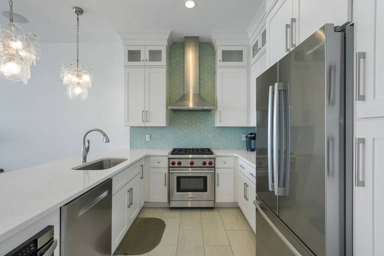Esmeralda - Pet-Friendly Beachfront with Ocean Views, Rooftop Private Pool & Movie Theater — photo 4
