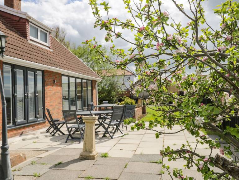 Cottage  Cayton Bay