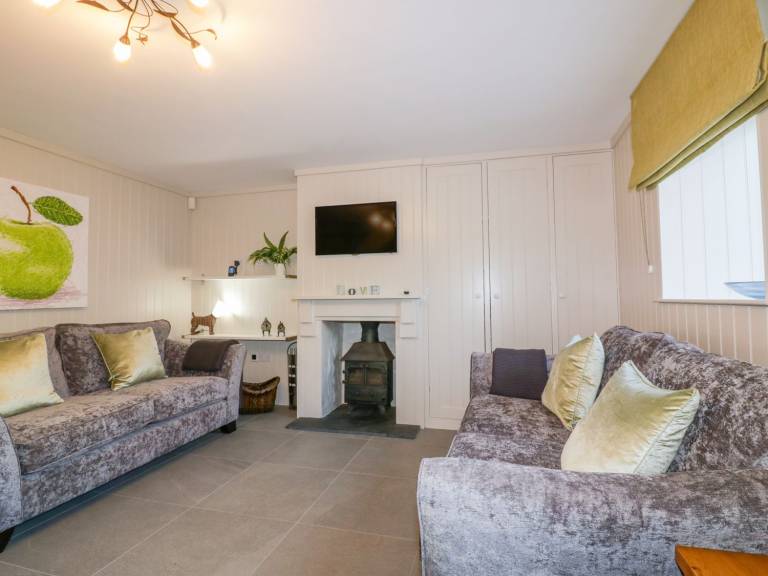Cottage with garden & BBQ | Beach view — photo 2