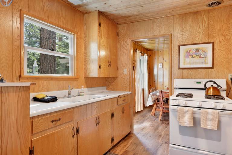 Pinglewood Cabin in Fawnskin at Big Bear — photo 5