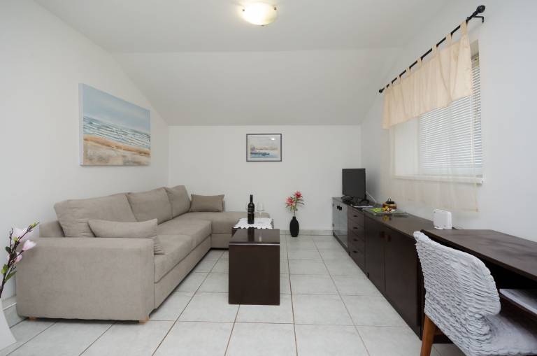 Fully equipped lovely holiday apartment with garden, patio & barbecue | Garden view | Beach nearby | Pets allowed — photo 3