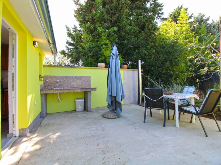 Holiday apartment with terrace & grill — photo 2