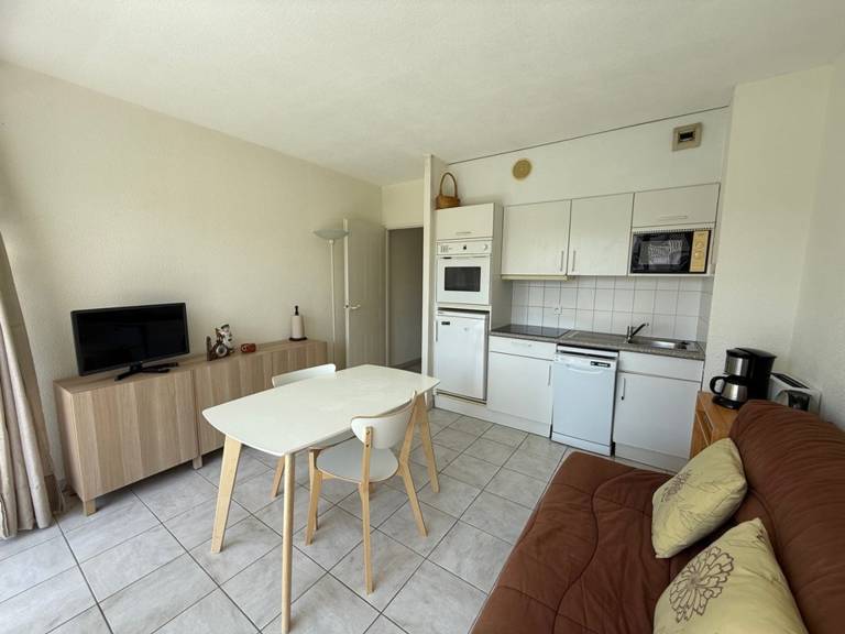 Apartment with pool — photo 2