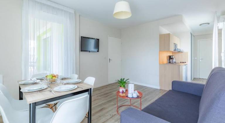 Serviced apartment with garden & patio | Suitable for remote work — photo 3