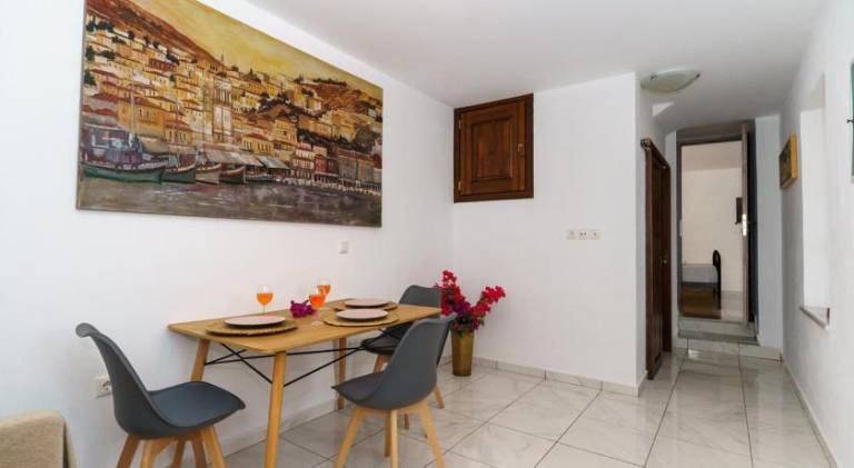 Rental apartment with yard — photo 4
