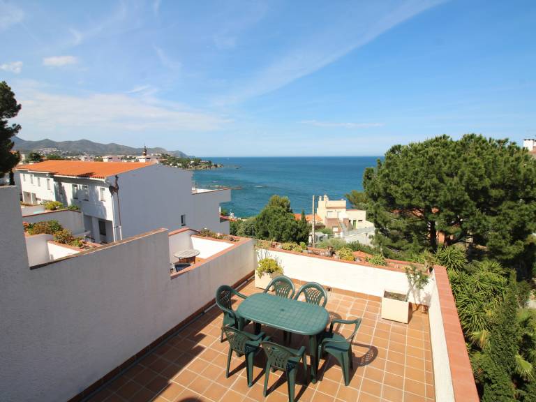 Bright duplex penthouse for 6 near the beach — photo 2