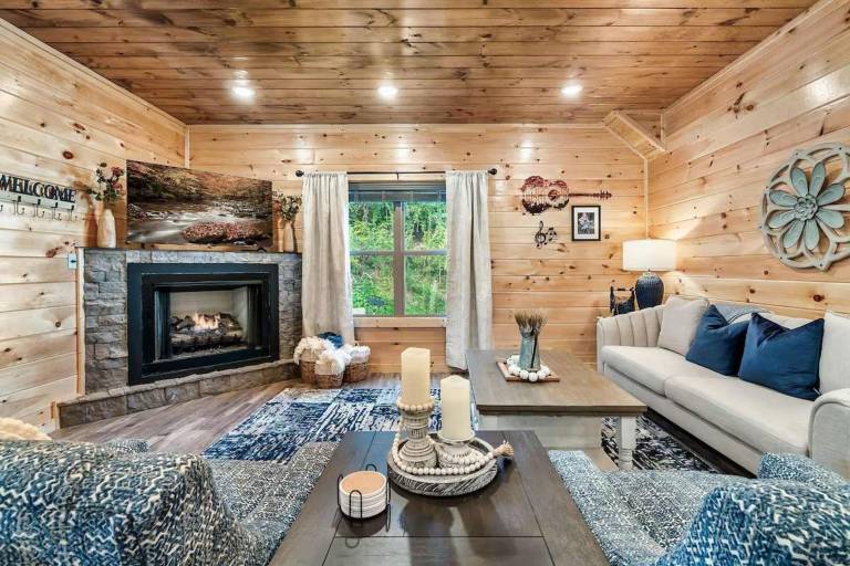 Modern 5 bedroom cabin close-Dollywood game room in Pigeon Forge, TN