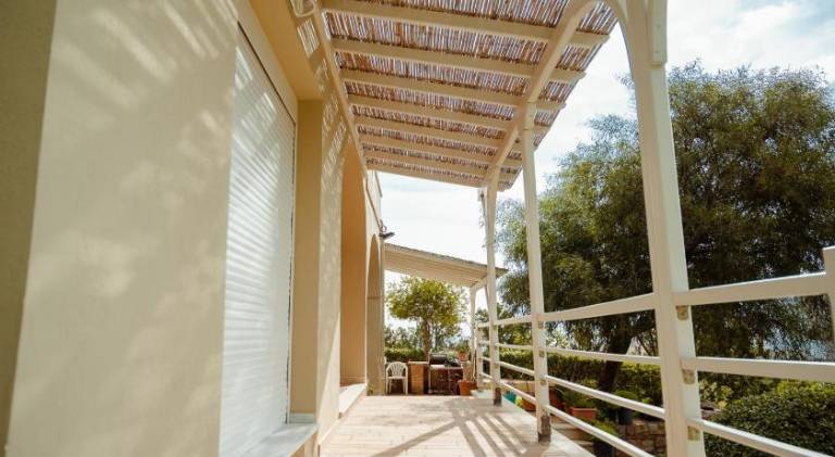 House with terrace & yard — photo 4