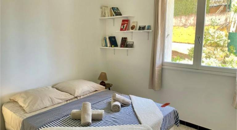 Rental apartment with patio in Hyères