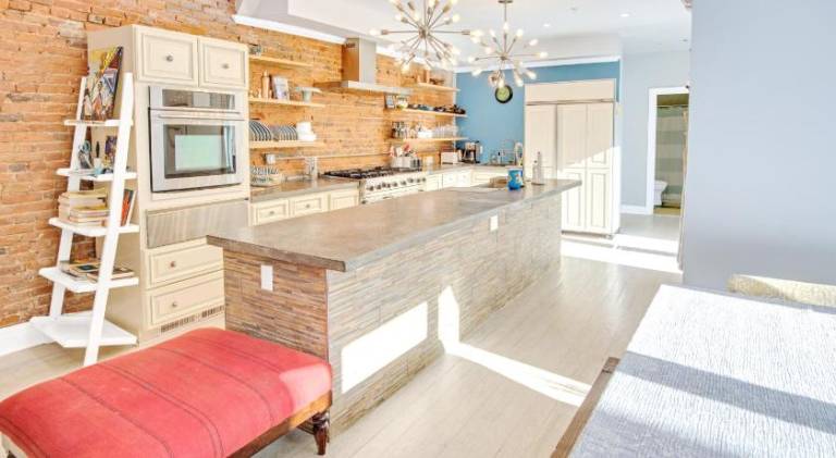Apartment with jacuzzi in Philadelphia, PA