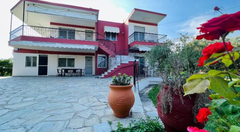 Holiday apartment with patio, yard & grill in Kavala