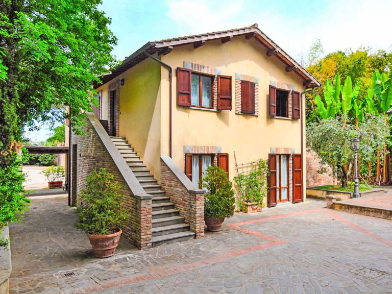 Holiday apartment with pool, yard & patio — photo 2