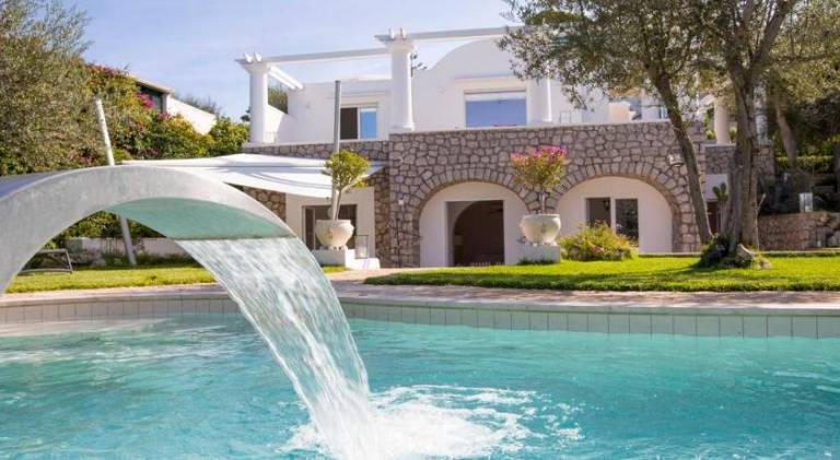 Villa with pool & hot tub — photo 4