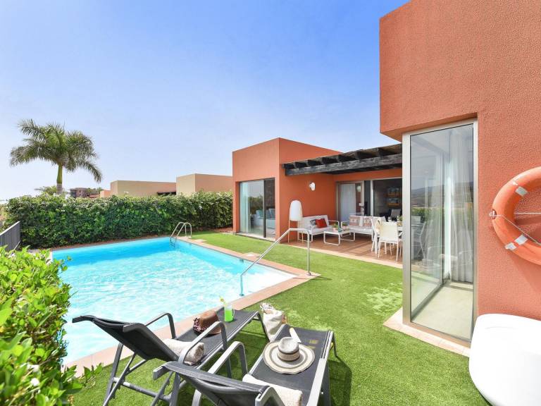 Family-oriented wonderful vacation home with private pool & BBQ | Mountain view | Pet-friendly — photo 2