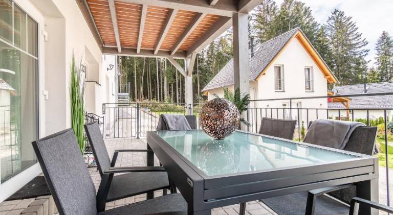 Rental apartment with terrace, barbecue & yard — photo 5