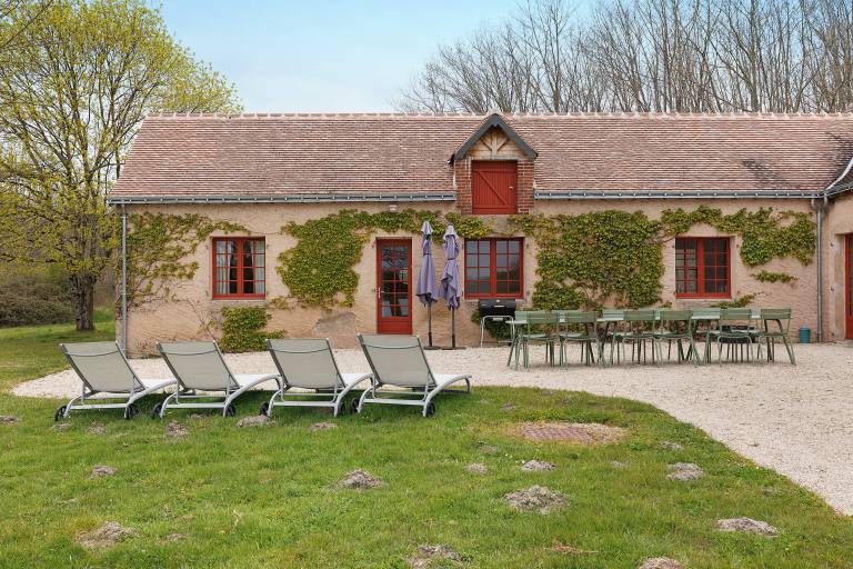Villa with grill, pool & patio | Garden view | Perfect for remote work in Chinon