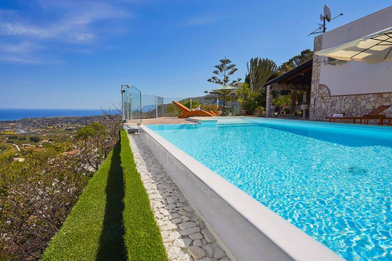 Pleasant villa with private pool, BBQ & yard | Dogs allowed — photo 3