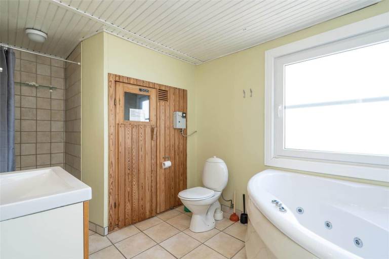 Vacation home with barbecue, terrace & hot tub | Pets allowed — photo 4