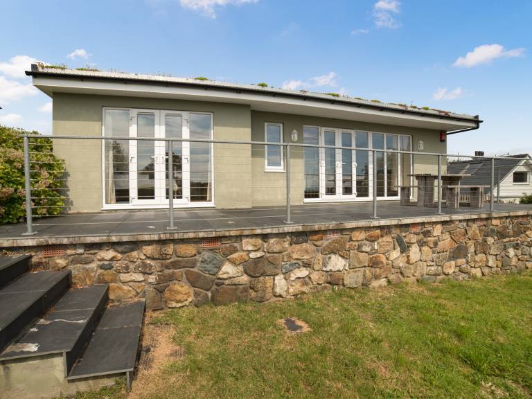 Cottage with yard | Water view — photo 2