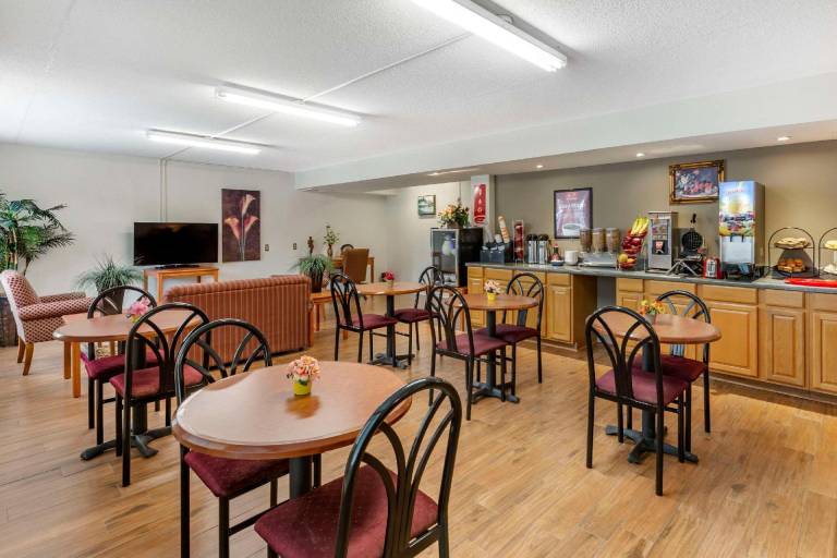 Econo Lodge & Suites Southern Pines - Pinehurst — photo 2