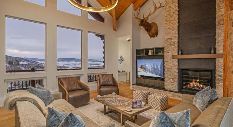 Fully equipped house with jacuzzi, terrace & barbeque | Perfect for remote work | Dogs allowed in Steamboat Springs, CO