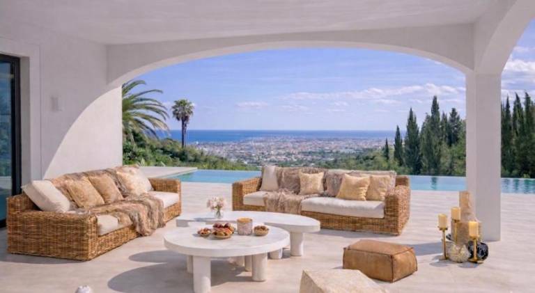 Luxury Sea Views Smart Villa Luz Bliss, 2 Stunning Sea Views, Infinity Pool, Sauna, Gym, Home Cinema in Lagos
