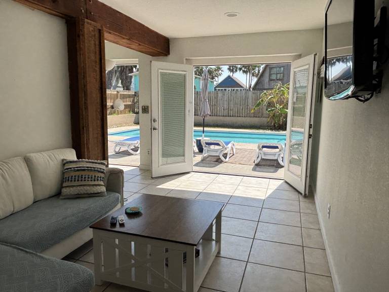 Children-friendly vacation home with garden, barbeque & private pool | Pool view | Close to the beach | Pet-friendly in South Padre Island, TX