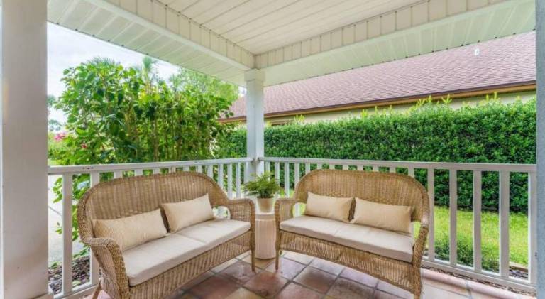 SOBE Retreat - Designers Dream - Fenced backyard — photo 5