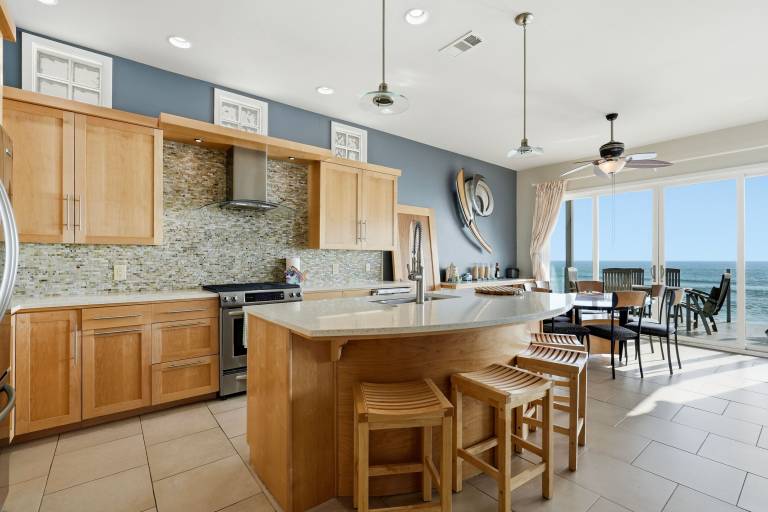 Oceanfront 3BR Condo Balcony, Fire Pit Shared Beach Sleeps 6 — photo 5
