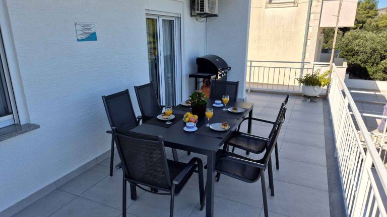 Rental apartment with yard, barbecue & terrace — photo 5