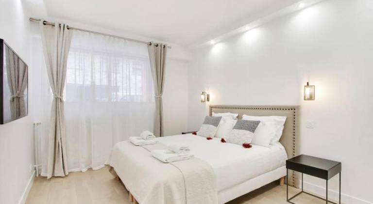 TROCADERO/ EIFFEL TOWER - 3 Bedrooms- All New! — photo 2